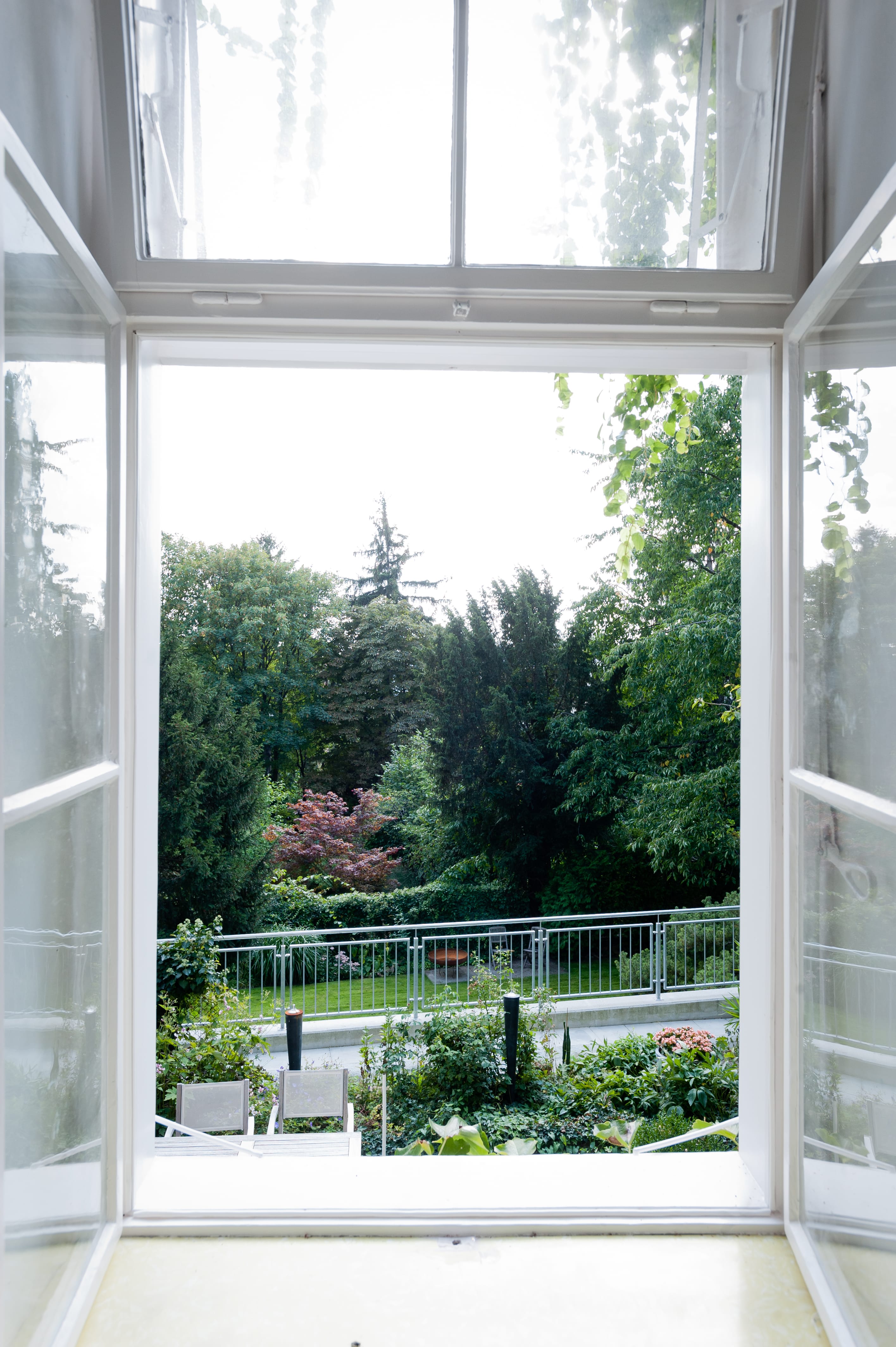 Geöffnete Fenster mit Blick in den Garten