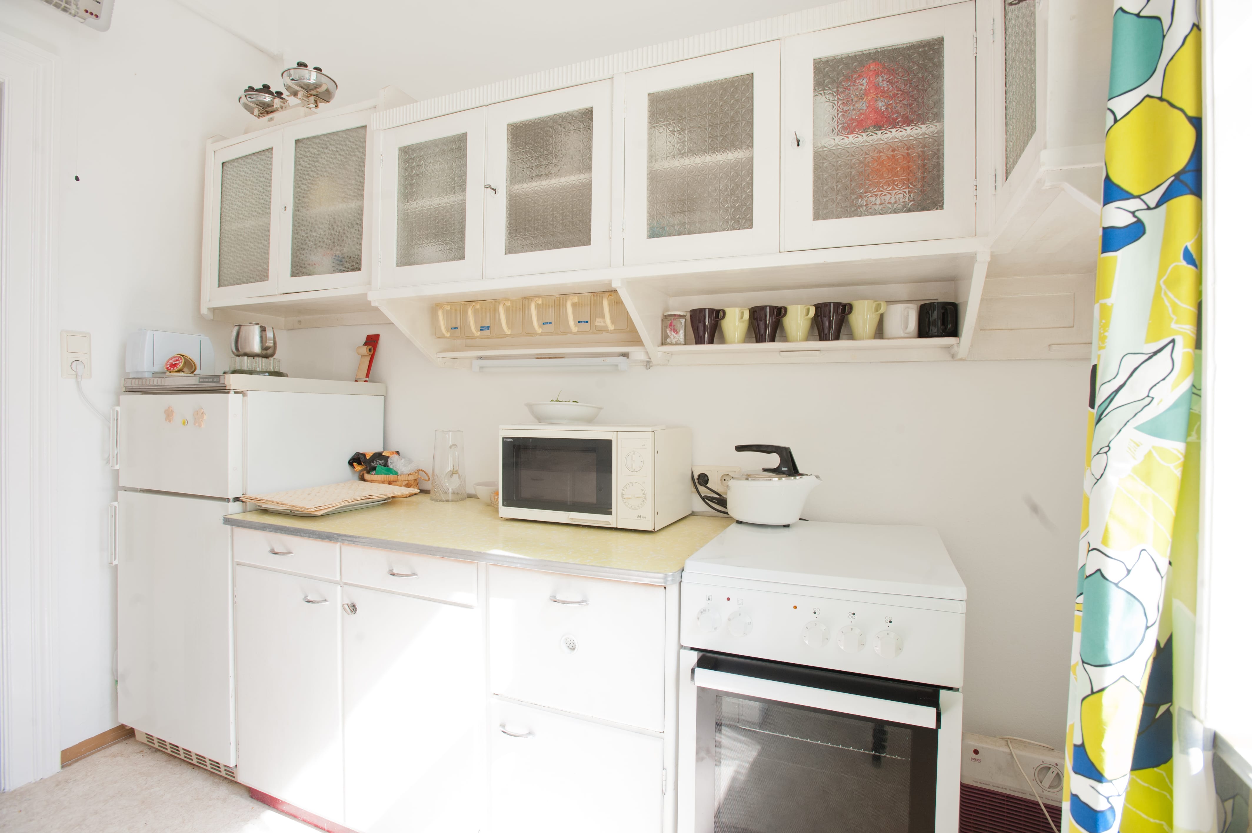 Linke Küchenzeile mit Mikrowelle und Ofen